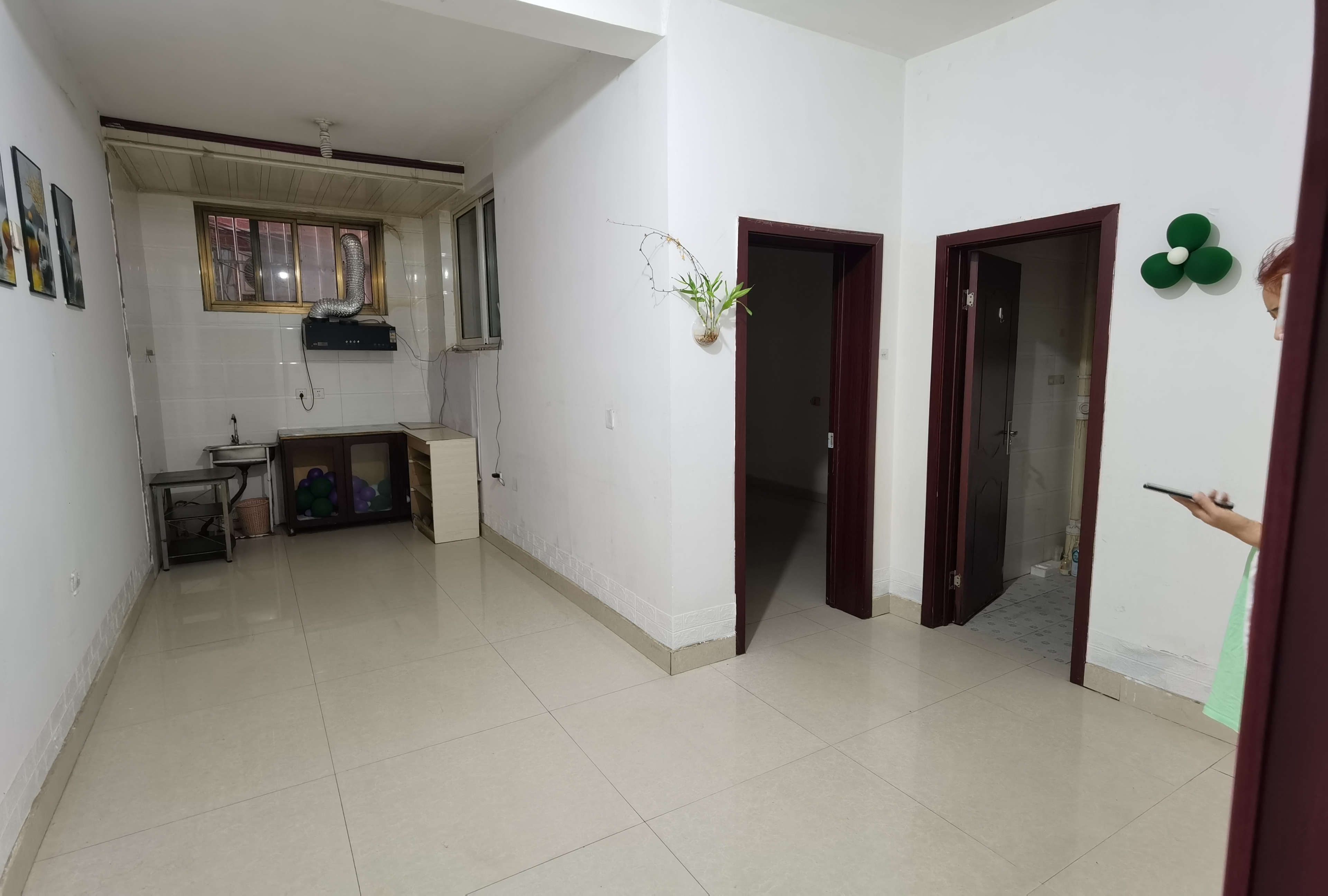 �䰲��ʮ������վ�Ա߷��ݳ���