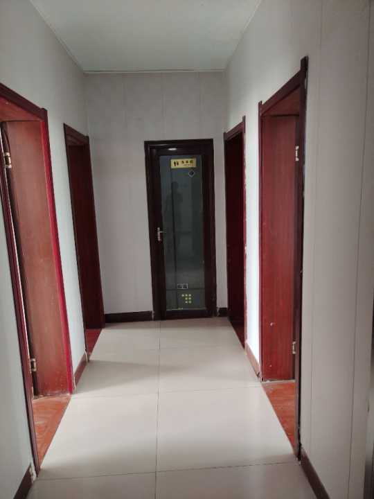 ����·���ݳ��⣬��ס�˿����칫��