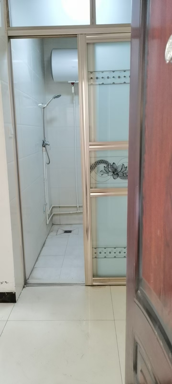 ����ʮ������վ��������������䣬һ��500���԰��꽻�����е�ů��������绰��΢��