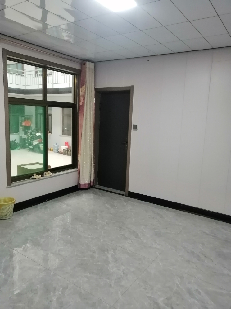 һ�и��������´�ί���Ա߷��ӳ���