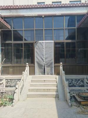 ������ԷСѧ�ĺ�Ժ·�ߵ�һ���ɾ�ס�ӹ�����ͣ��һ��