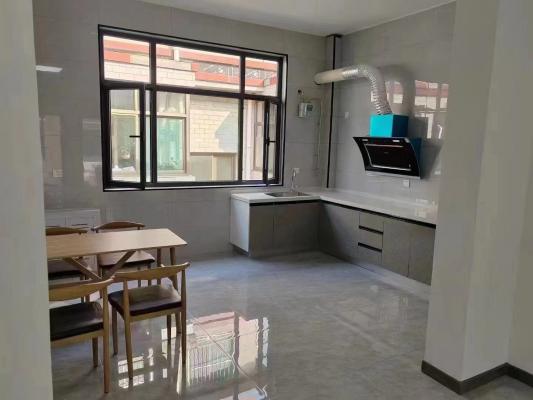 ����С˳�����һ����װ���·���ͣ��������ˮ���յ�