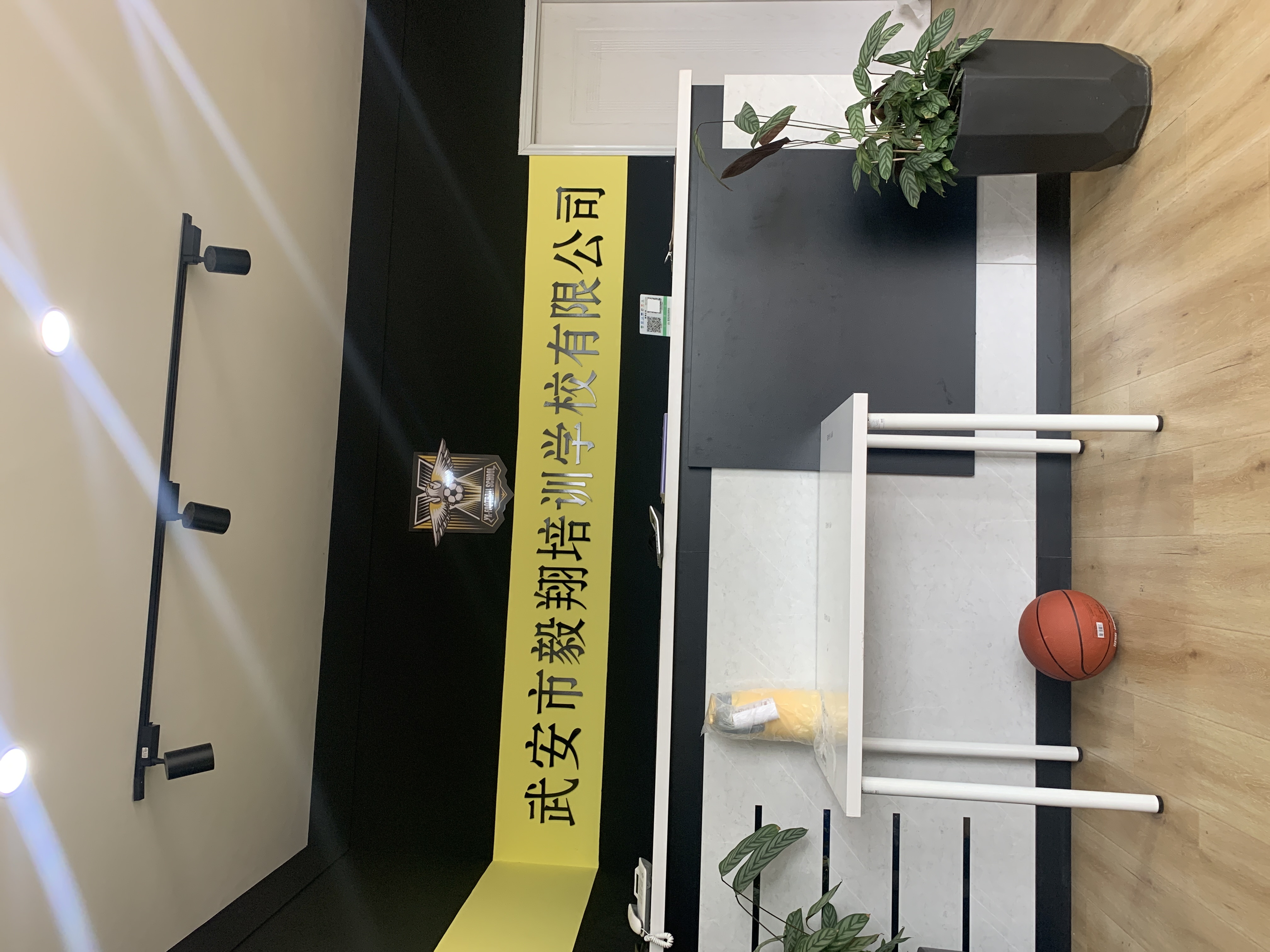 ������У