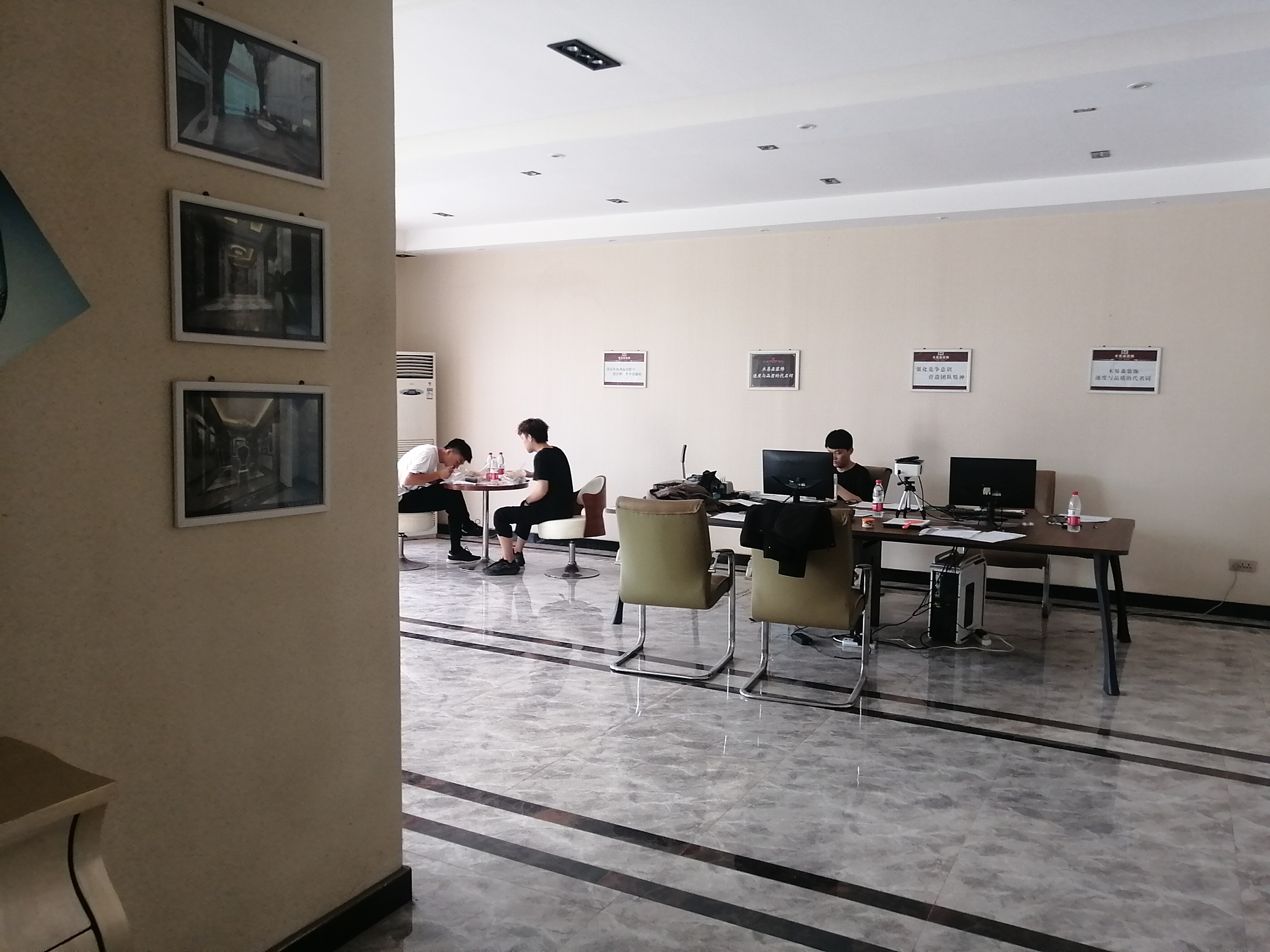 ľ��ɭװ�γ�Ƹҵ��Ա2�� ���ʦ1��